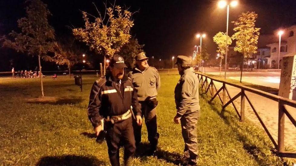 Agenti e volontari controllano strade e parchi di notte