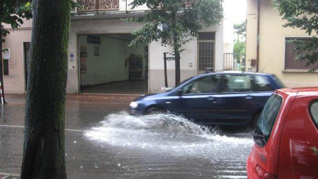 Strade allagate per la pioggia intensa in Versilia