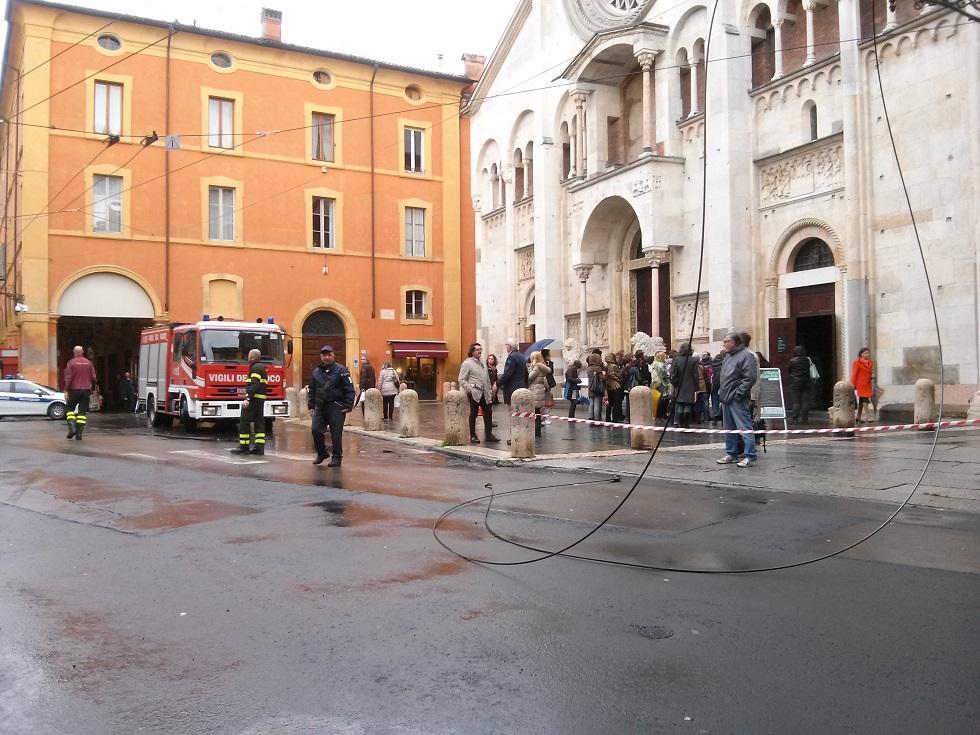 Filobus sbaglia manovra, traffico in tilt