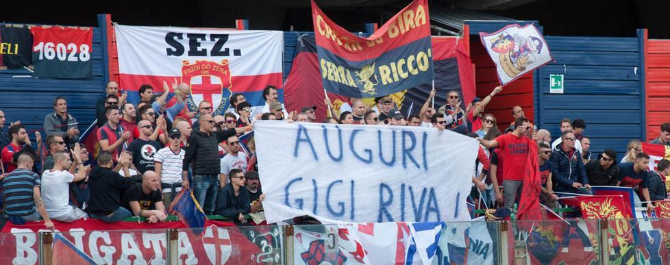 Due minuti di applausi per Riva, striscione dei genoani