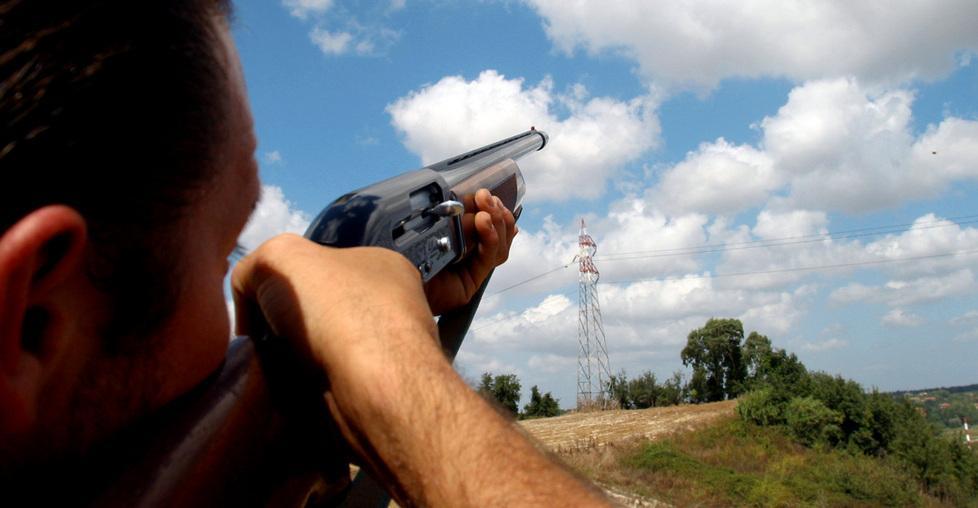 Un proiettile lo colpisce alla spalla 