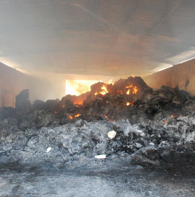 Incendio distrugge un capannone e ben 500 rotoballe