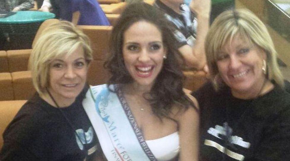 Tre parrucchiere oristanesi pettinano Miss Stella del mare