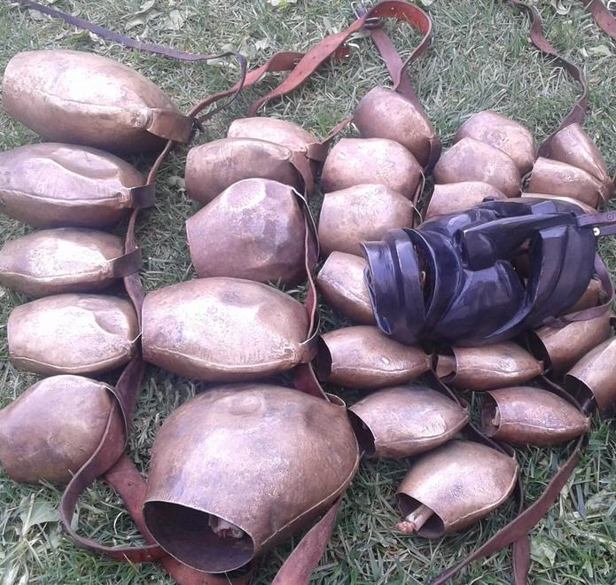 A Mamoiada una grande folla danza insieme ai Mamuthones 