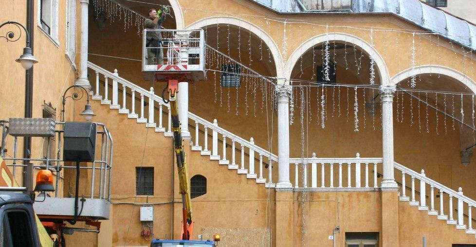 L’installazione delle prime luminarie natalizie in città