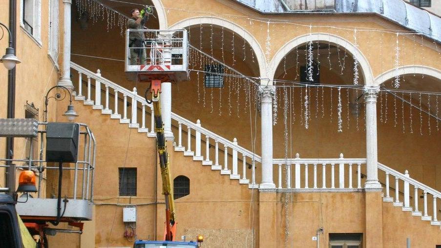 L’installazione delle prime luminarie natalizie in città