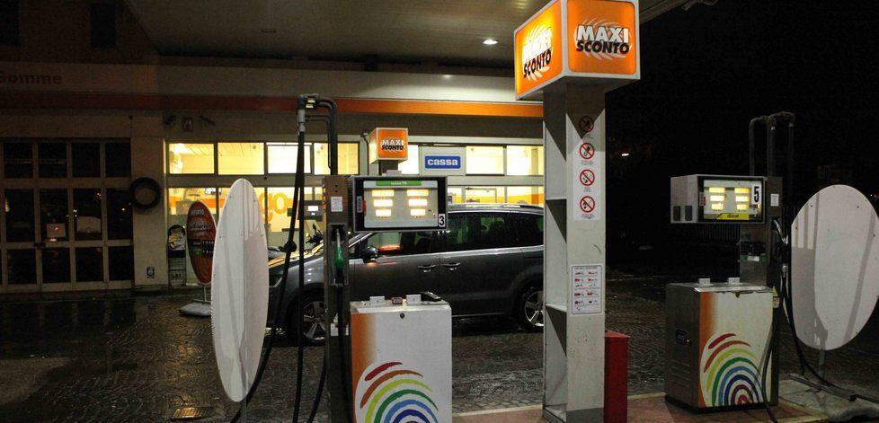 Prima le chiede un lavoro poi la rapina la benzinaia 