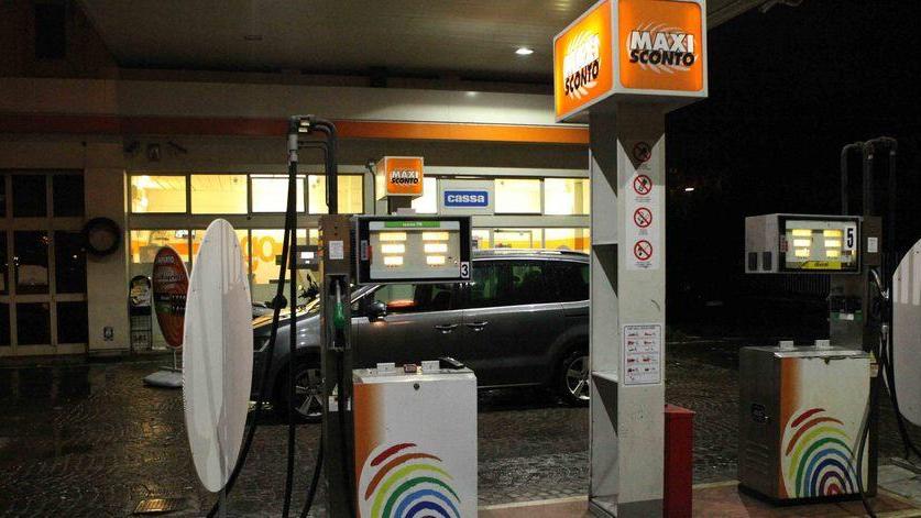 Prima le chiede un lavoro poi la rapina la benzinaia