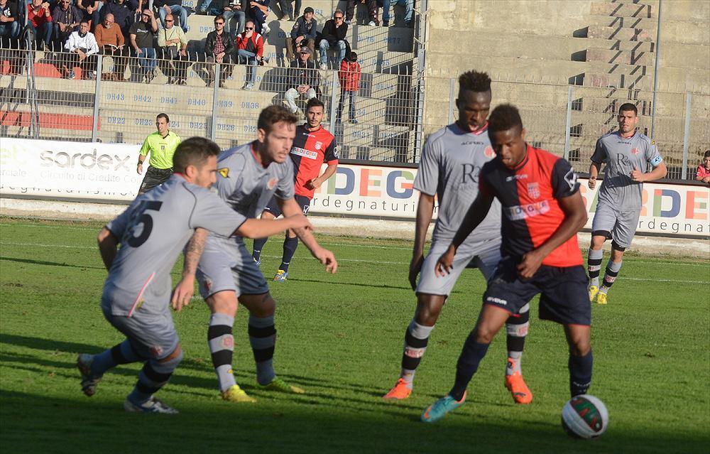 Il torresino Baraye circondato da tre giocatori dell'Alessandria