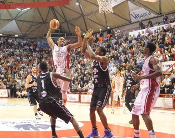 Un'azione della Giorgio Tesi Group Pistoia Basket
