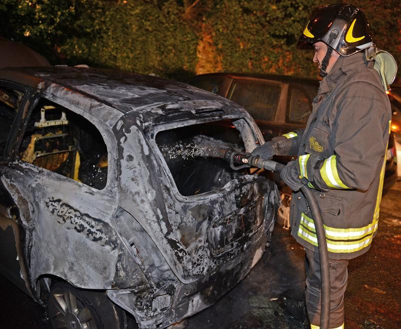 Un'auto bruciata (foto d'archivio)