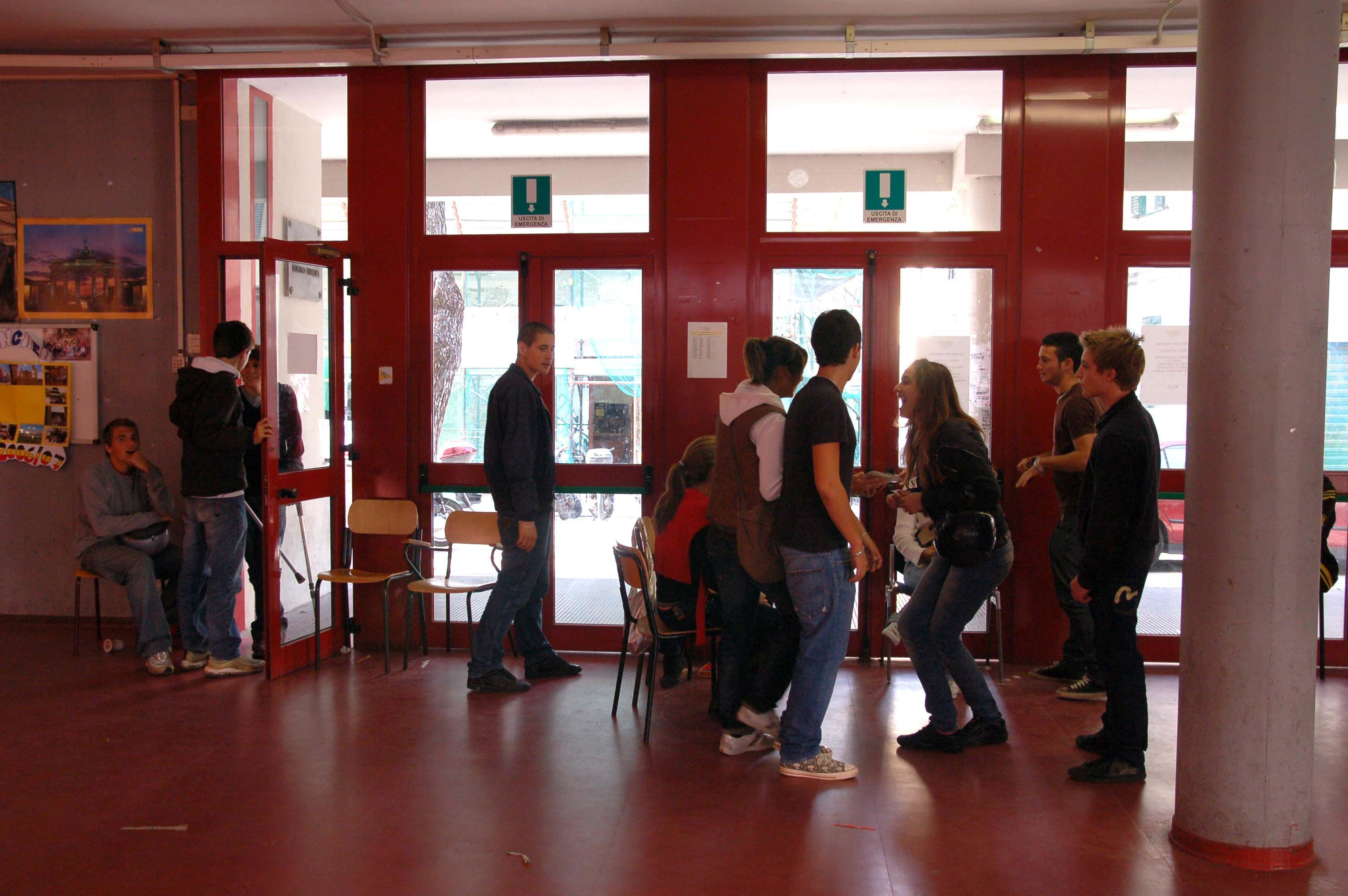 Studenti nell'atrio del liceo Enriques
