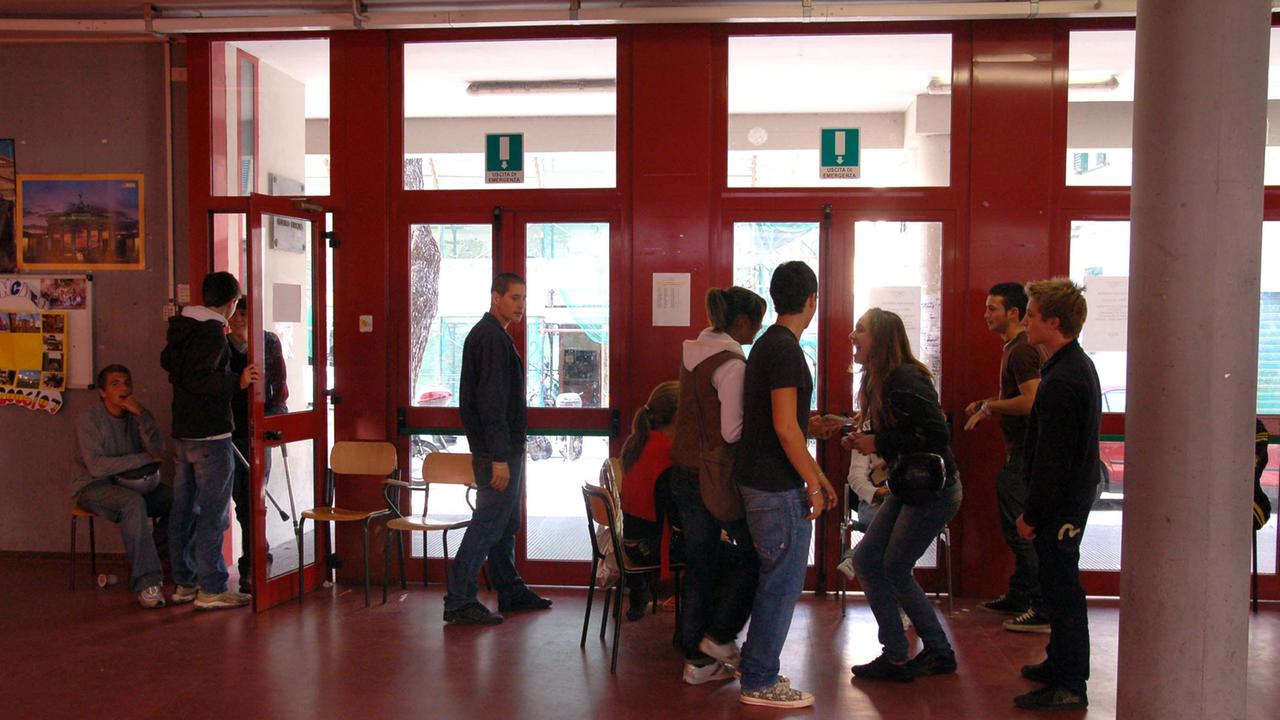 Studenti nell'atrio del liceo Enriques