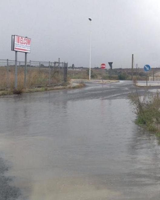 Una pioggia abbondante e i tombini saltano