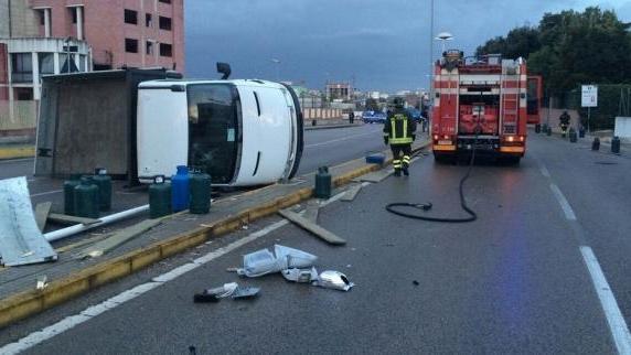 Camion carico di bombole si ribalta, tragedia sfiorata