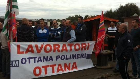 Ottana Polimeri, presidio degli operai davanti alla fabbrica