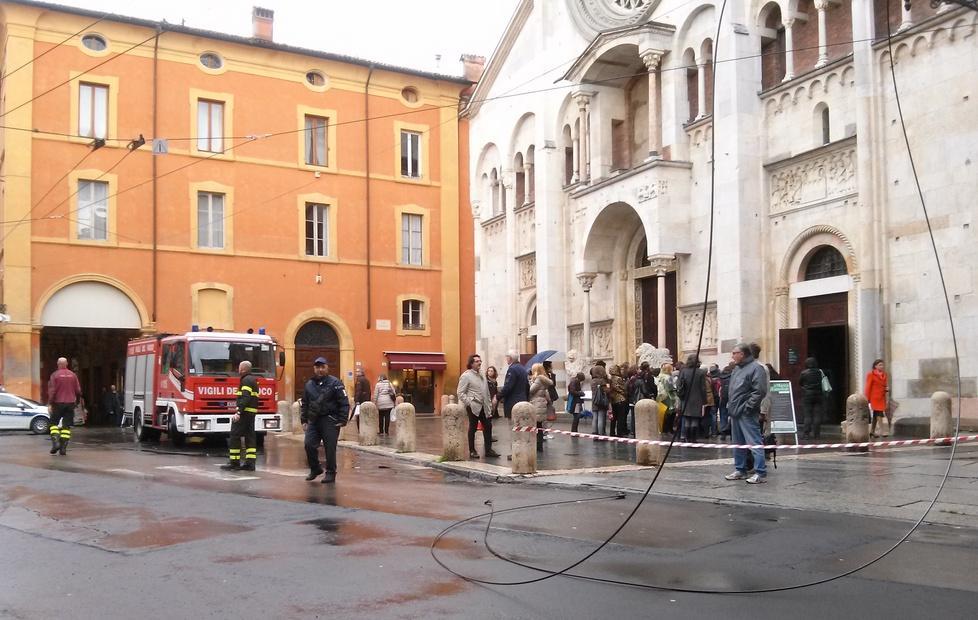 Filobus sbaglia manovra, strada chiusa per ore 