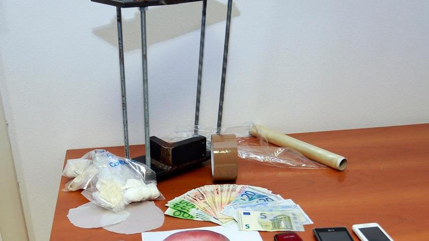 Spacciatore ingerisce cocaina e si sente male: ricoverato