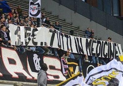Striscione di protesta per i 15 euro