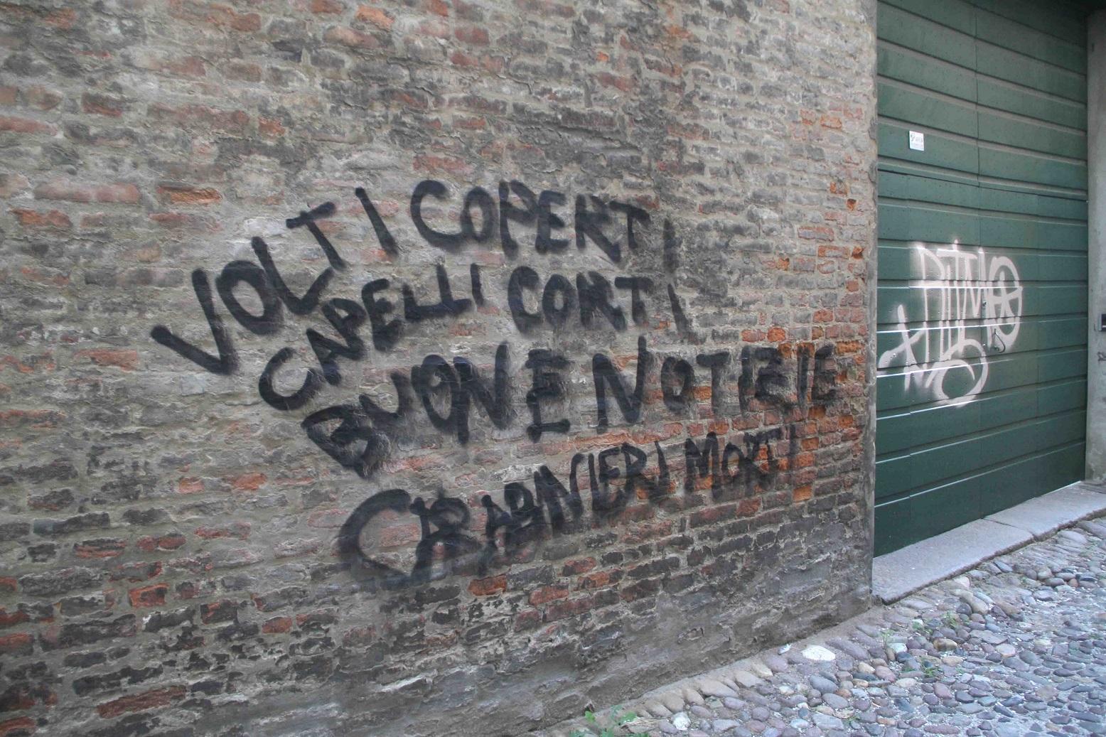 Un'altra delle scritte apparse in centro