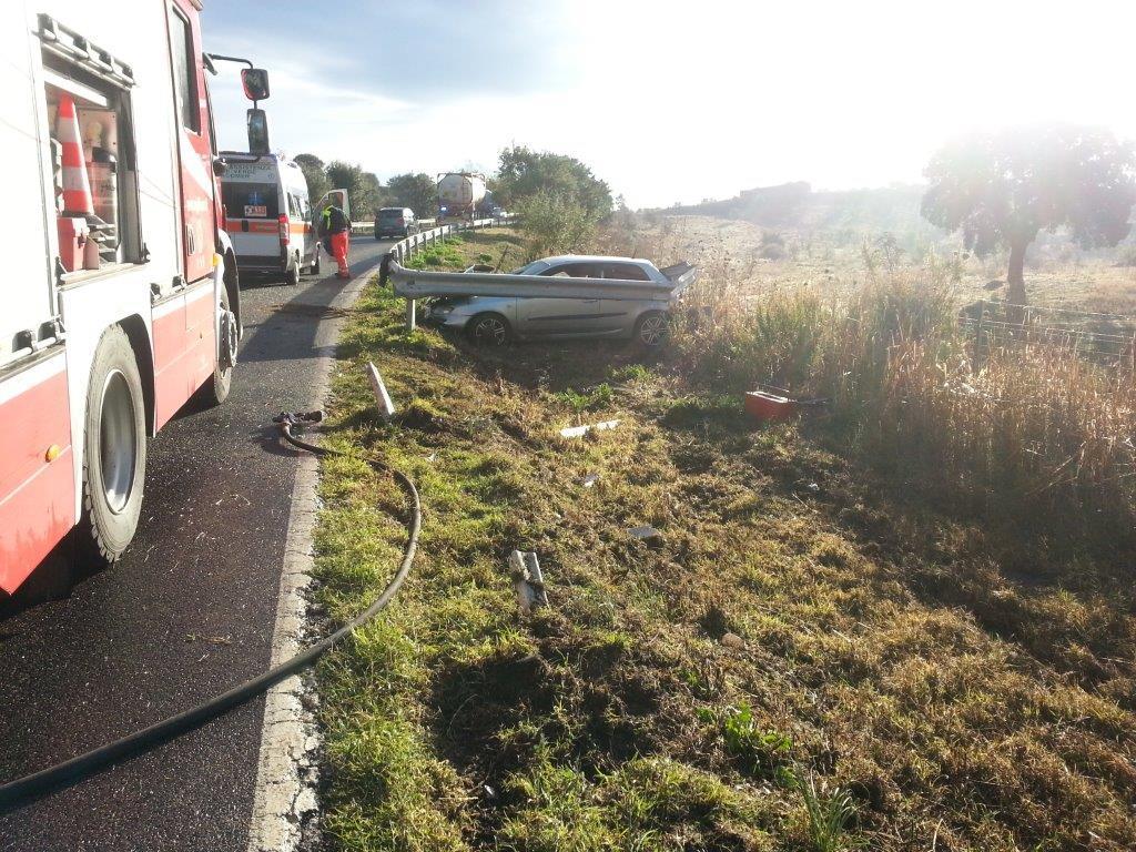 L'auto dei tre dipendenti di Equitalia finita sul guard rail