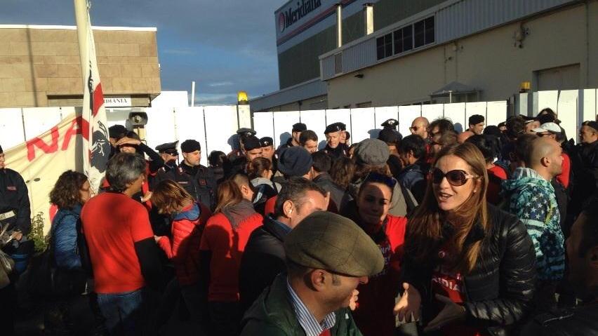 Momenti di tensione davanti alla sede di Meridiana