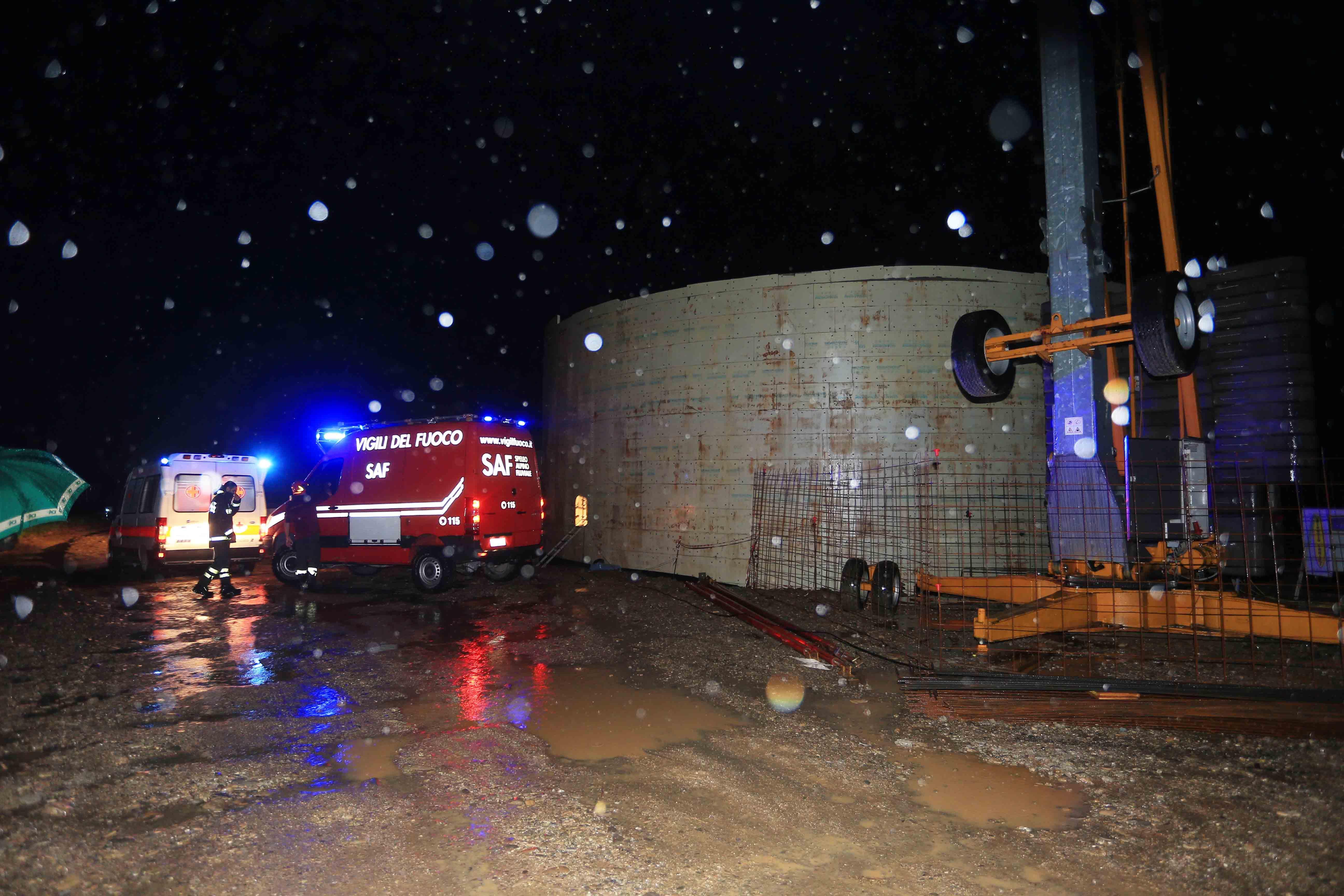 Precipita per nove metri dentro il silos: è grave