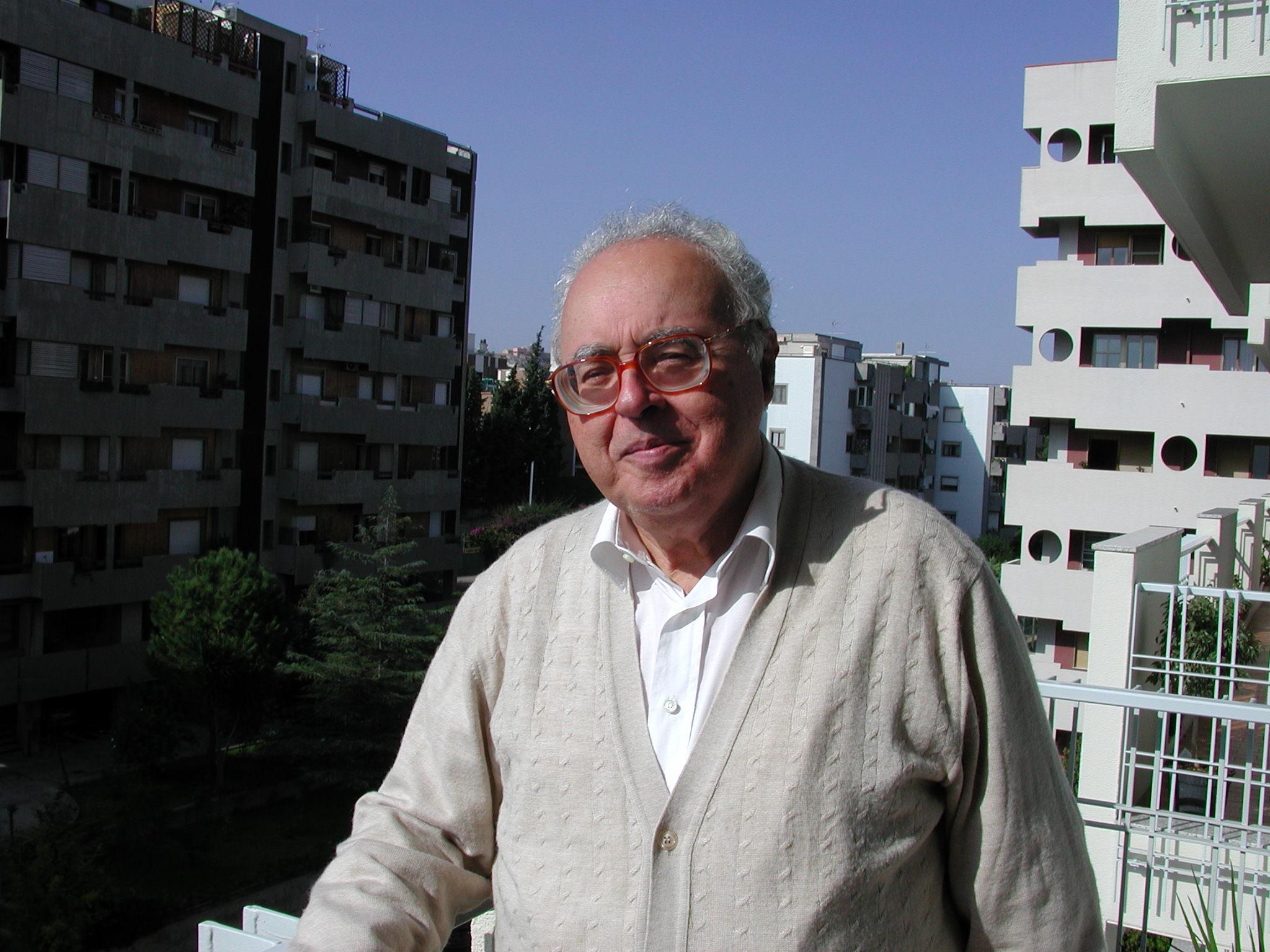 Francesco Floris in una foto del 2005 nella sua casa nel quartiere Genneruxi