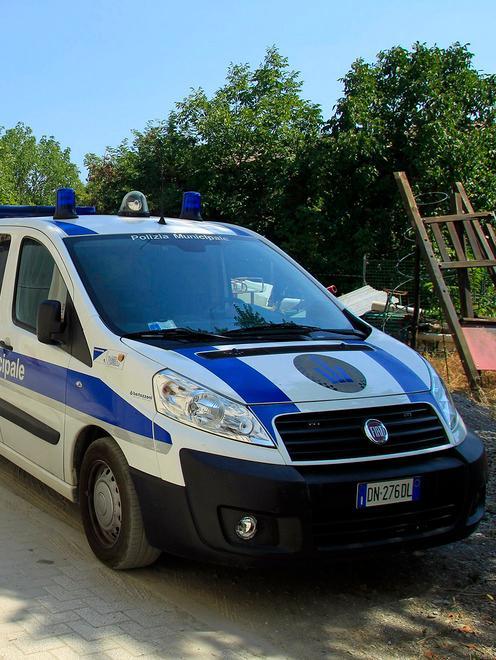 Scappano con il bottino, inseguiti dai vigili 