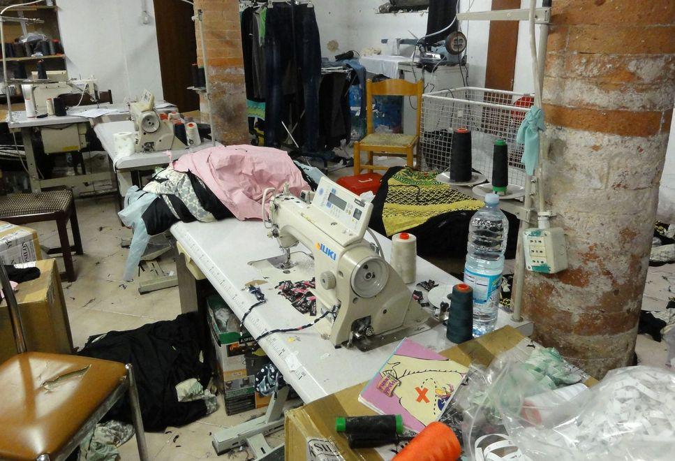 Chiusi laboratori tessili: lavoro nero e clandestini 