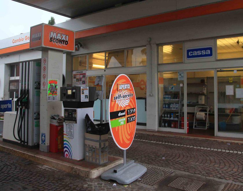 Rapina al distributore: al setaccio i filmati 