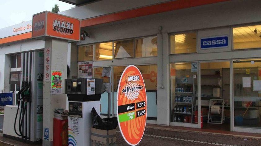 Rapina al distributore: al setaccio i filmati