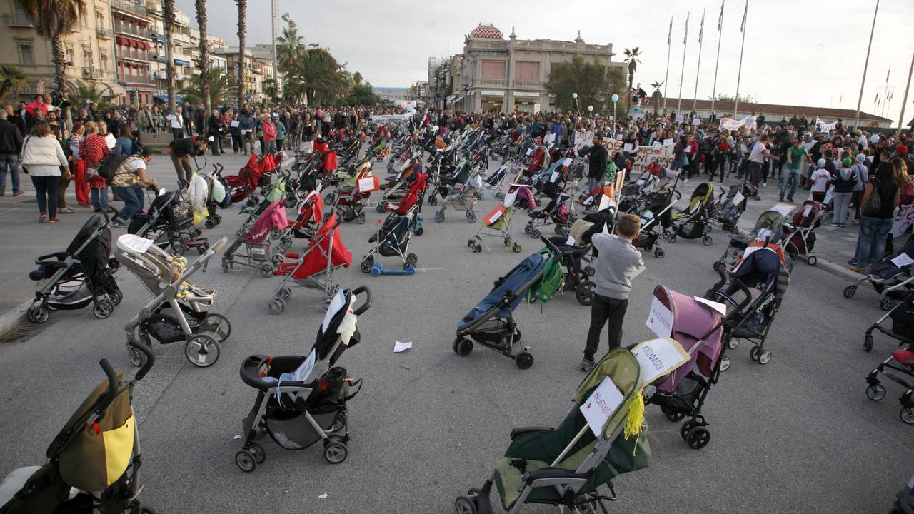 La protesta dei passeggini in piazza Mazzini a Viareggio