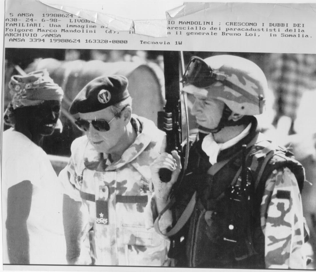 Il sottoufficiale Marco Mandolini a destra con il generale Bruno Loi in Somalia 