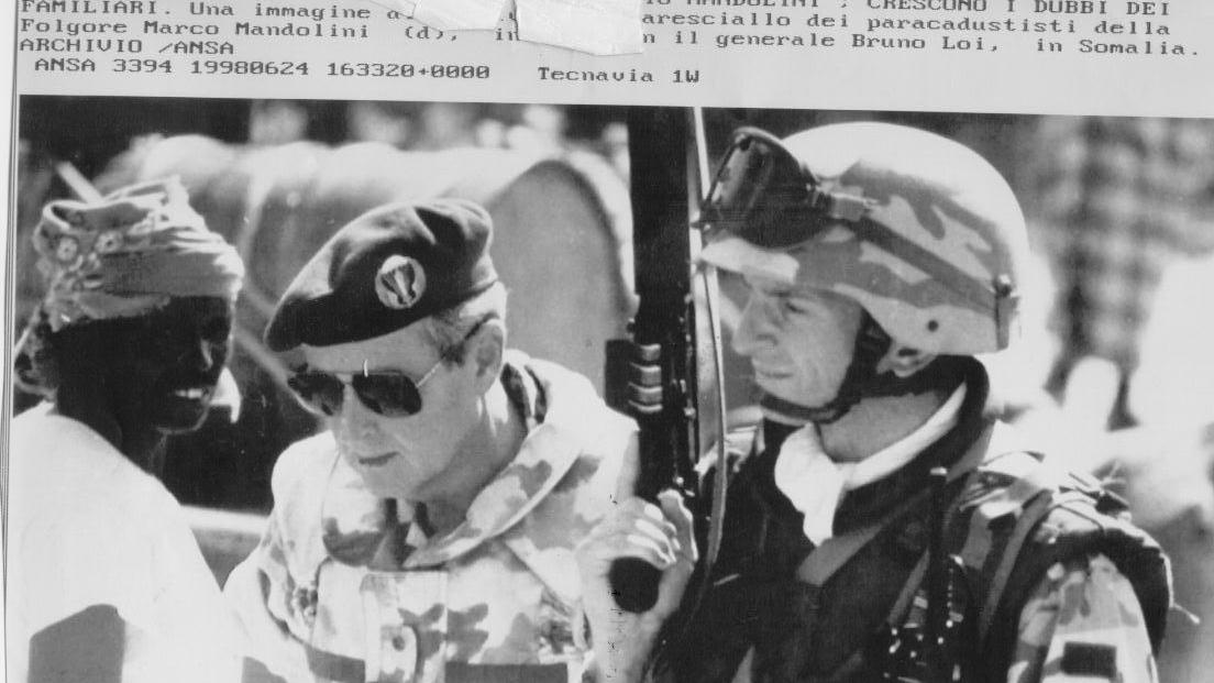 Il sottoufficiale Marco Mandolini a destra con il generale Bruno Loi in Somalia