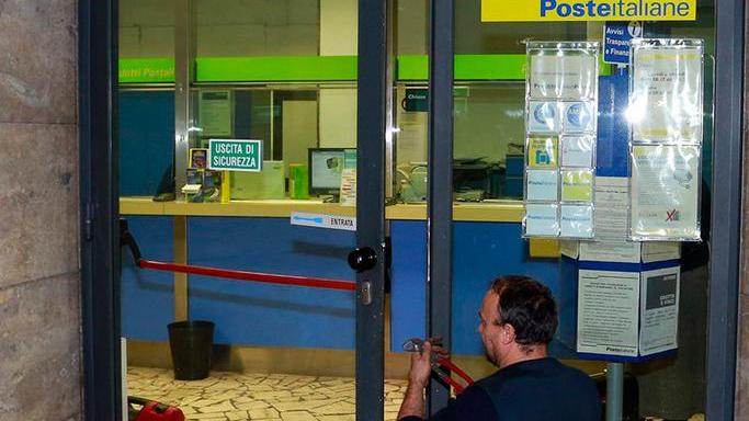 In Panda gialla tentano un colpo all’ufficio postale