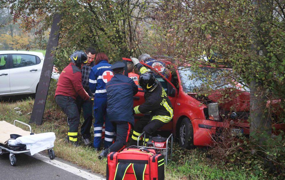 Sbatte contro un albero con l’auto 