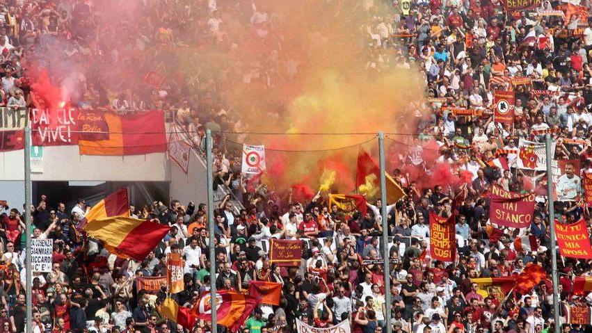 Fumogeni e bengala: denunciati ventisei tifosi