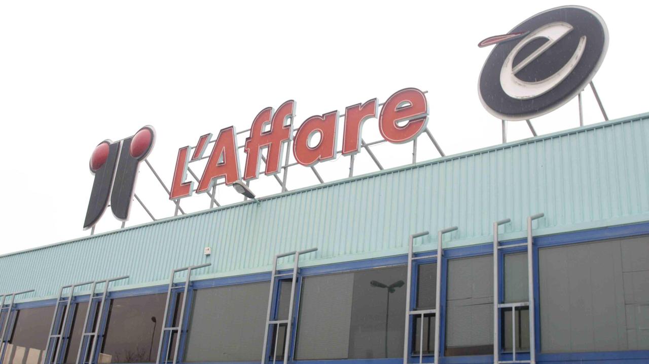 Furto nella notte al supermercato l'Affare