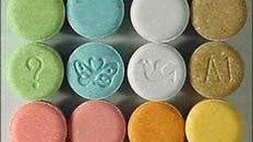 Spacciava ecstasy davanti a una discoteca, arrestato