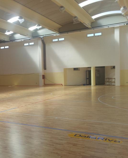 Un acquazzone fa cedere il tetto: palasport allagato 