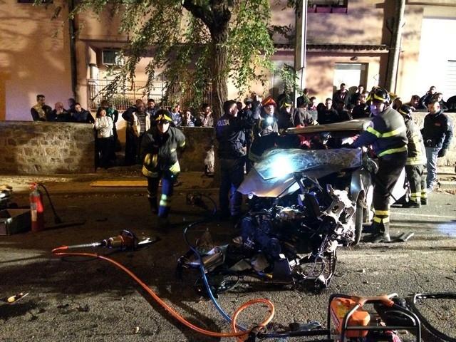 L'Alfa 147 distrutta dopo l'impatto contro un albero