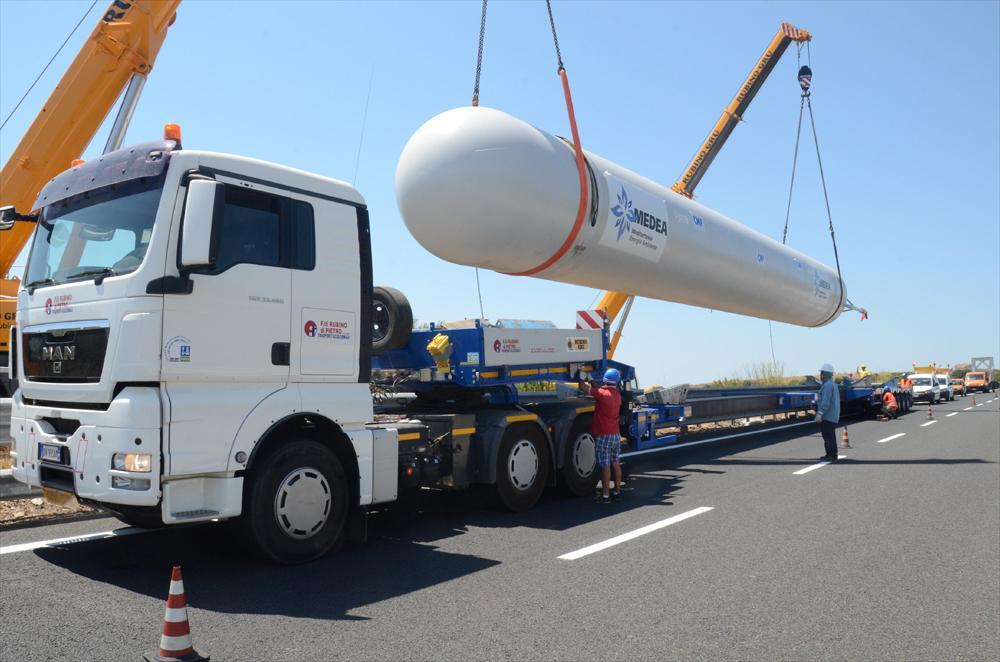 L'installazione di uno dei serbatoi del gas della Medea a Sassari