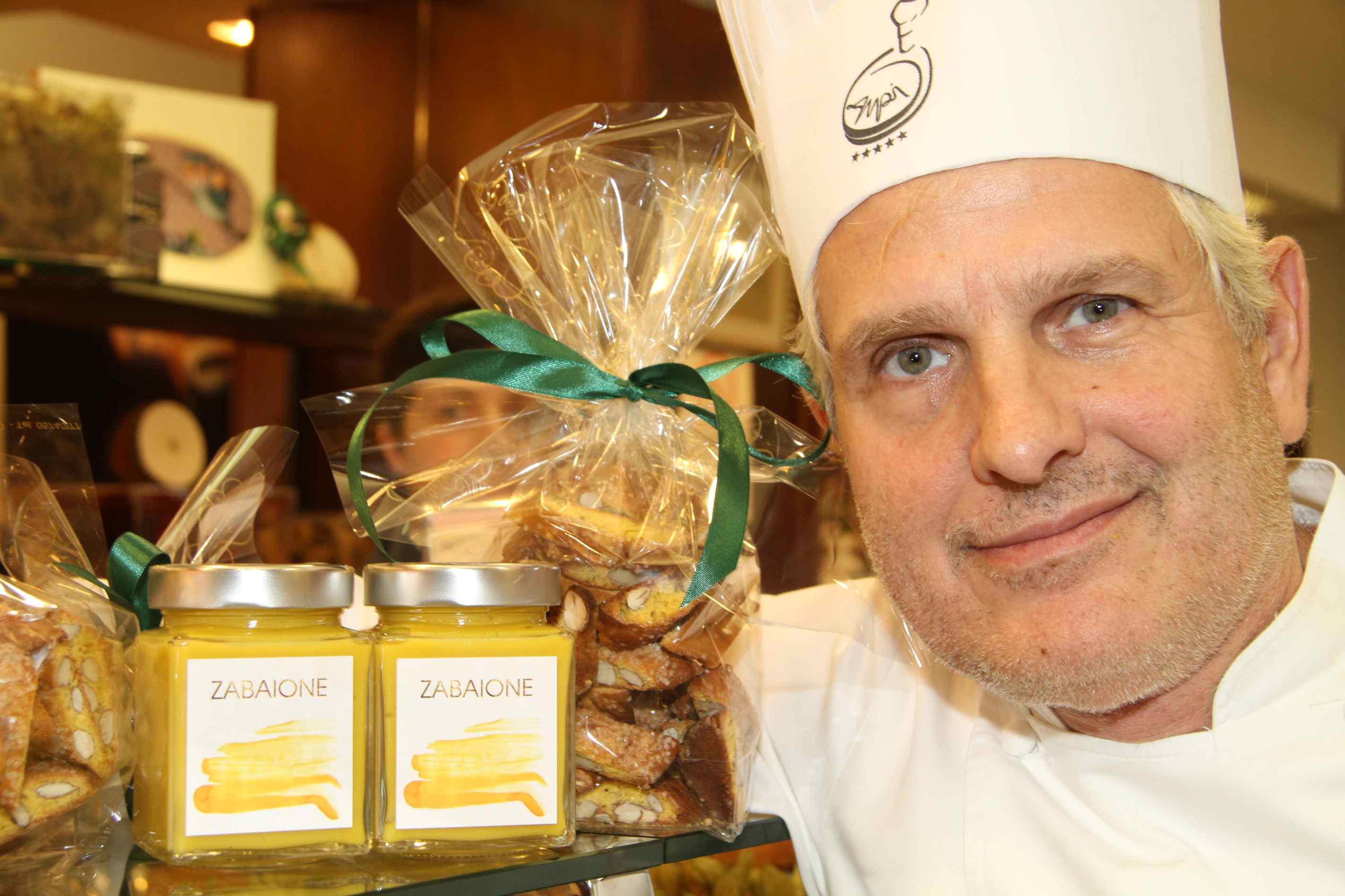 Paolo Sacchetti nella sua pasticceria "Nuovo Mondo"