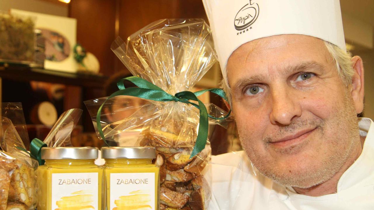 Paolo Sacchetti nella sua pasticceria "Nuovo Mondo"
