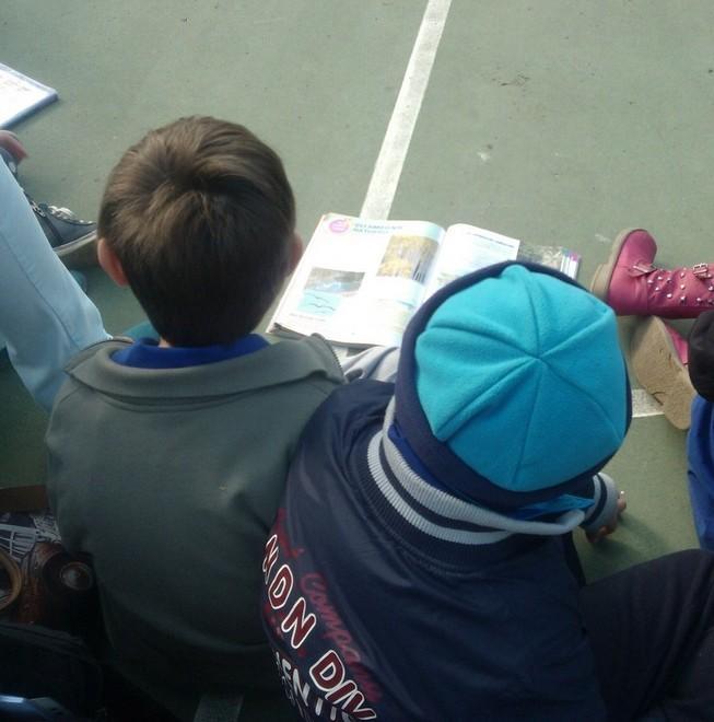 Madre fa irruzione a scuola e dà un pugno alla maestra 