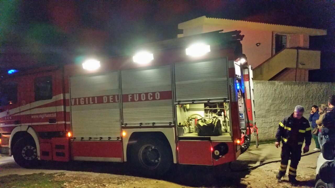 I vigili del fuoco davanti alla palazzina in cui è avvenuta l'esplosione (foto Nuvoli)