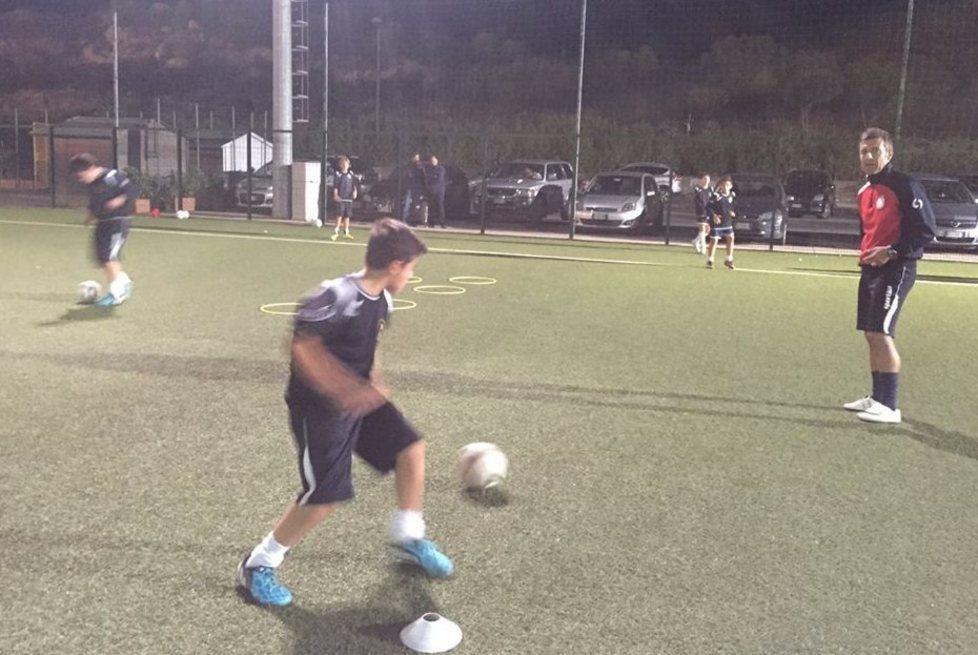 Una scuola calcio, le lezioni sono individuali