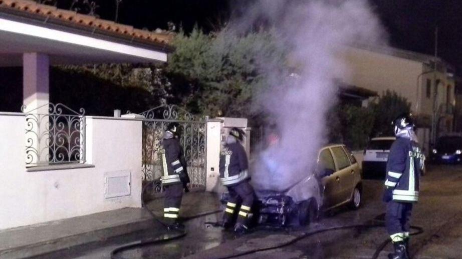 In fiamme una macchina in via Solari