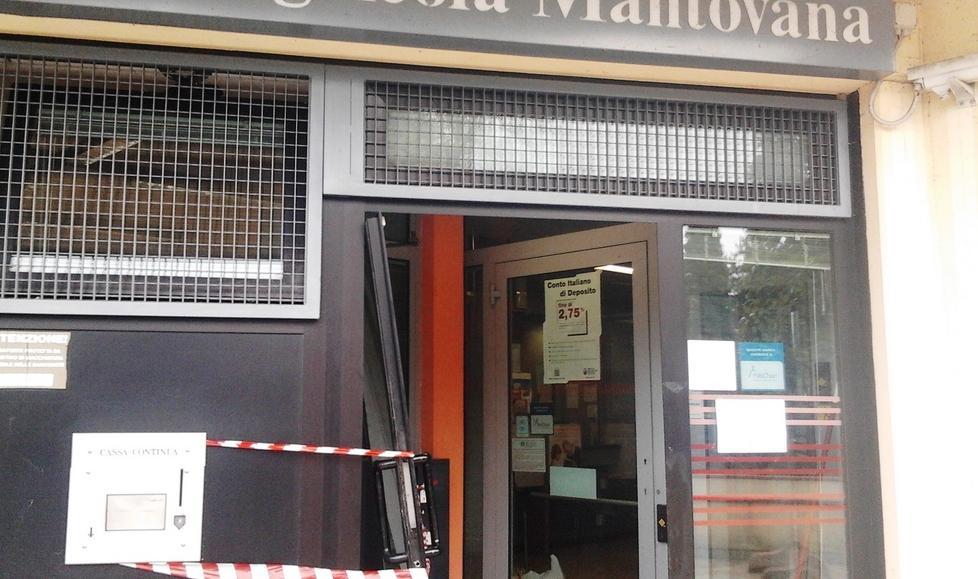 Banda della fiamma ossidrica svuota un bancomat 